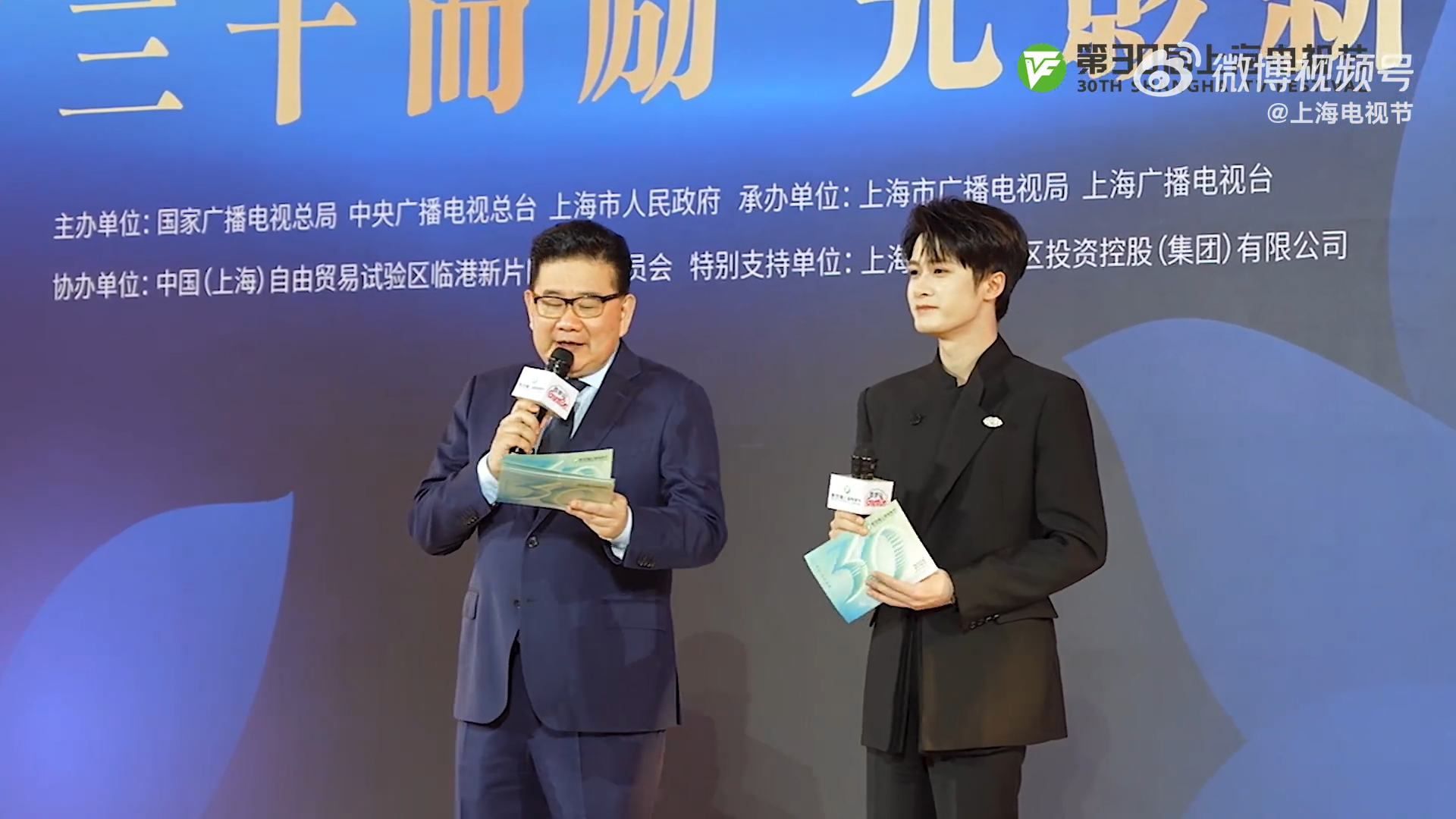 站在台上拿着手稿讲话的样子真的超级无敌根正苗红，我好骄傲我好爽啊啊啊[awsl]