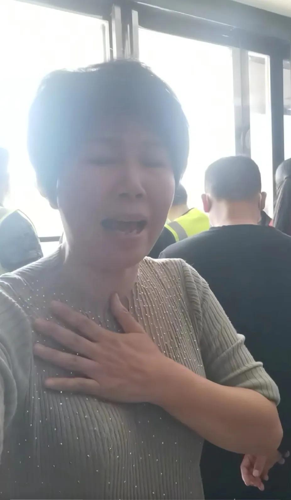 湖北大学女生失联后溺亡，妈妈声嘶力竭很痛苦，为什么大家都在帮学校说话？
她无非是