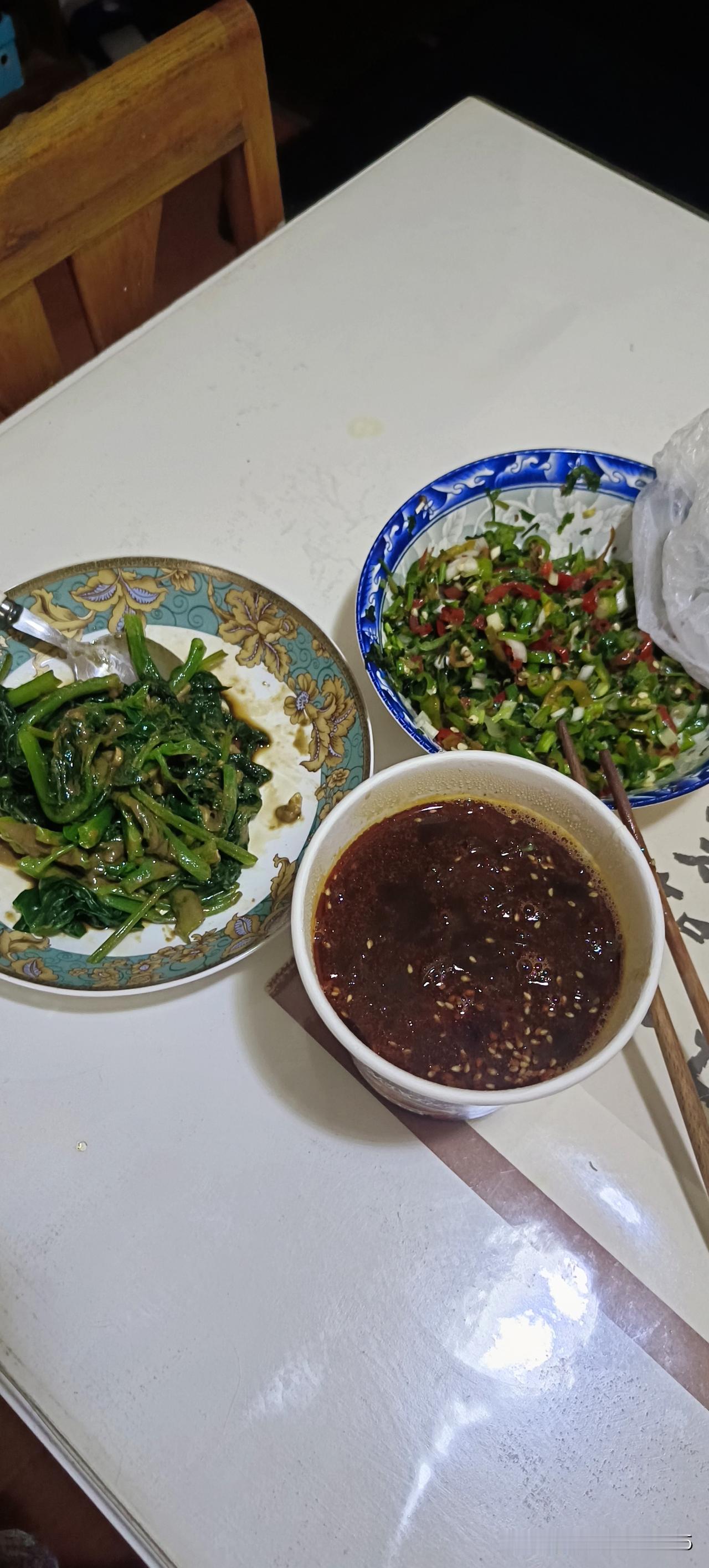 老公走了，上班去了，我这个小糖尿病人吃饭可就省事儿了。
直接上凉菜，调了两个小凉