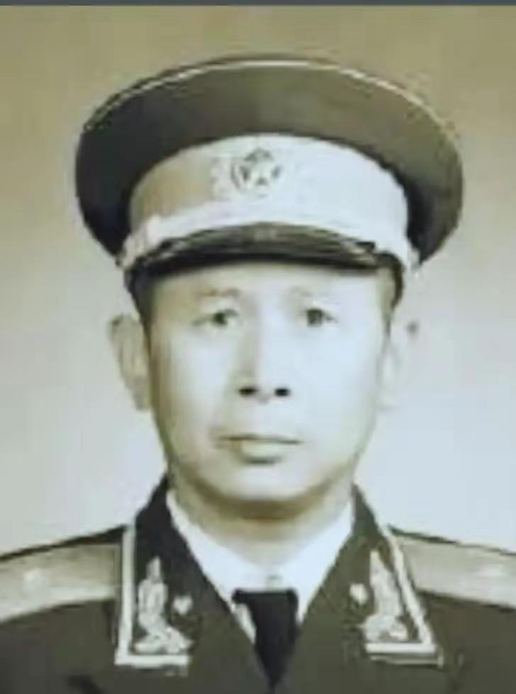 1940年，陈赓看中一员悍将，向朱老总要人，谁知朱老总却说：“此人打仗可以，但绝