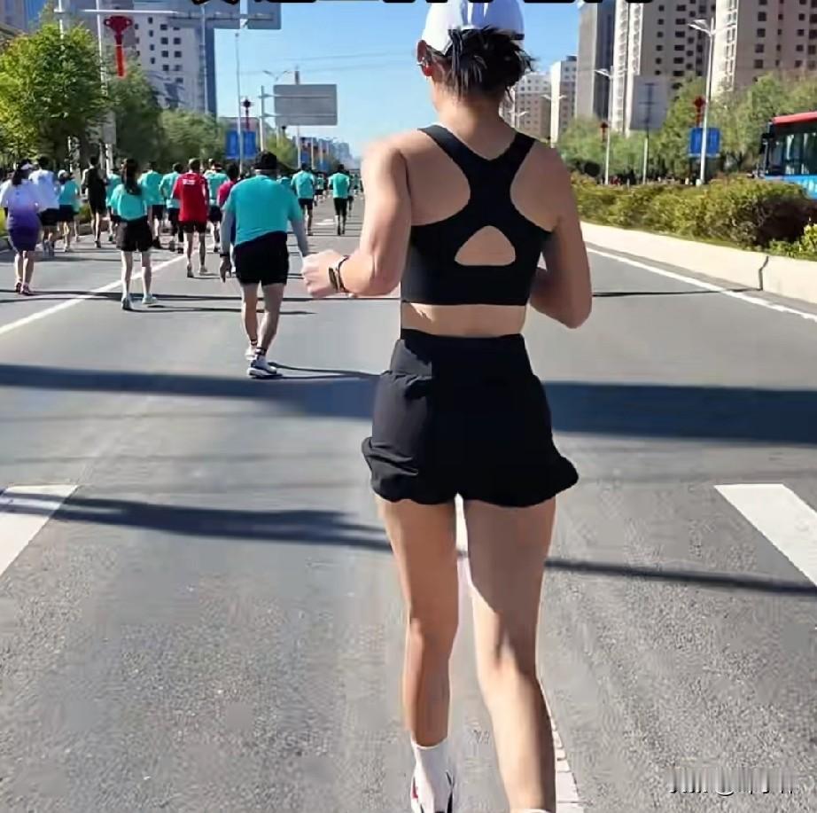 养生跑13.6公里，平均配速6'36''，平均心率136。
以后不求配速了，夏天
