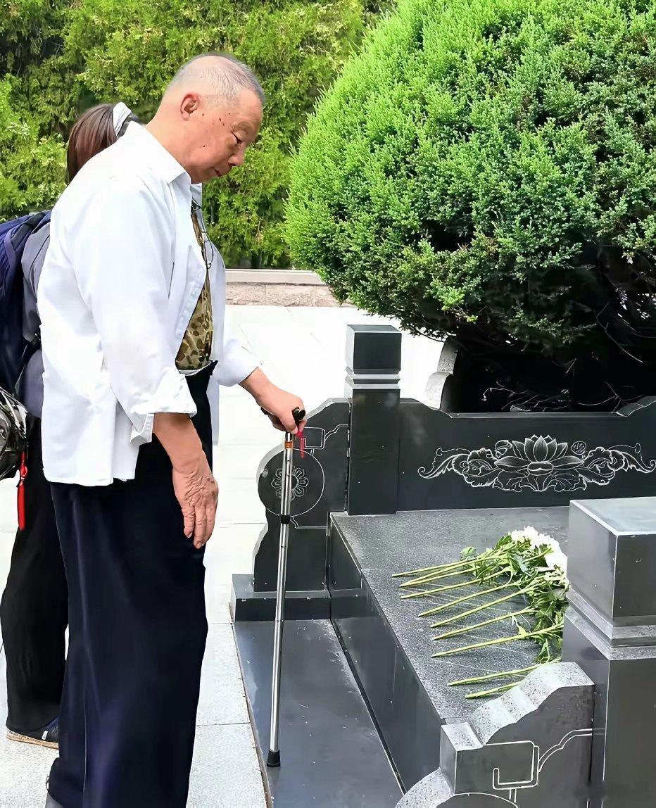 粟裕大将长子粟戎生将军拄着拐杖来到烈士陵园祭奠父亲时的一幕，凝望着墓碑上父亲的遗