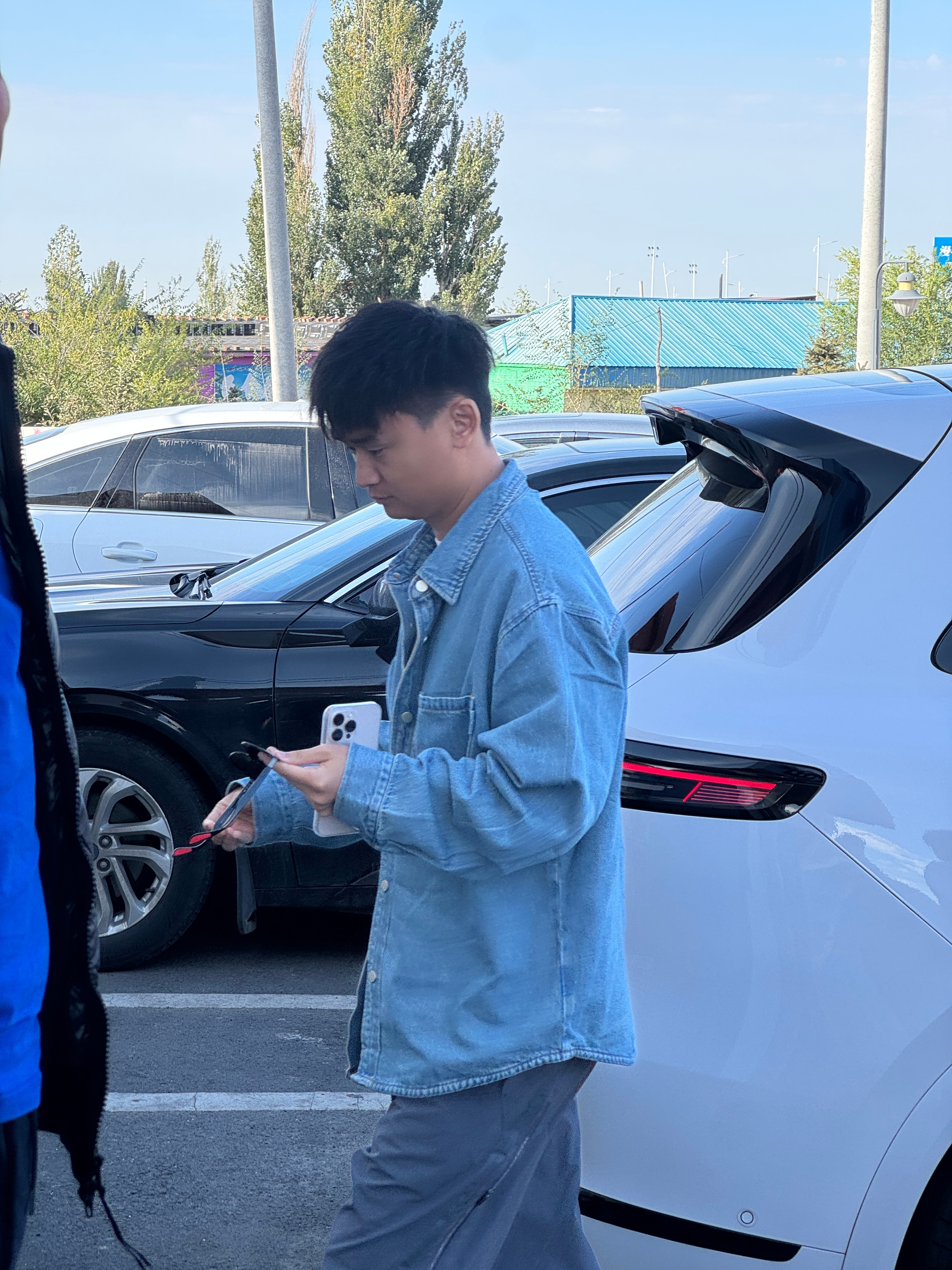 很久没遇到新发型确实很帅呀他这个墨镜好看不？好看的话，我就顺走了  ​​​