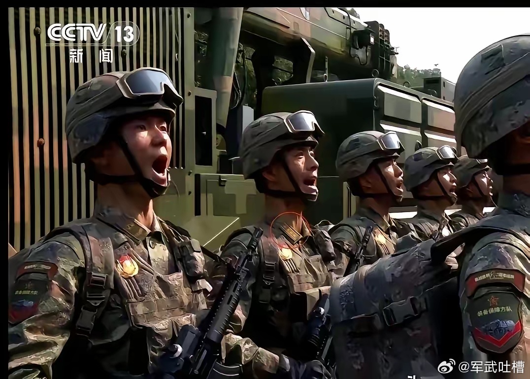 好家伙，网友的眼睛真够尖的装备保障方队里居然还有一个两毛四的大校放在普通部队，这