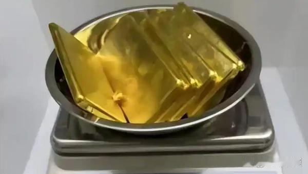 王女士应该是个粗心的富婆，经过这次有惊无险的被骗案件，她总该认识到人心险恶了。