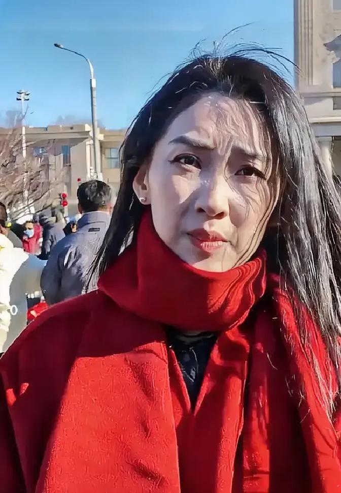 许慧在西湖边拉二胡被孙楚泊拍下来发抖音，视频爆了，五十多万点赞。

评论区全在喊