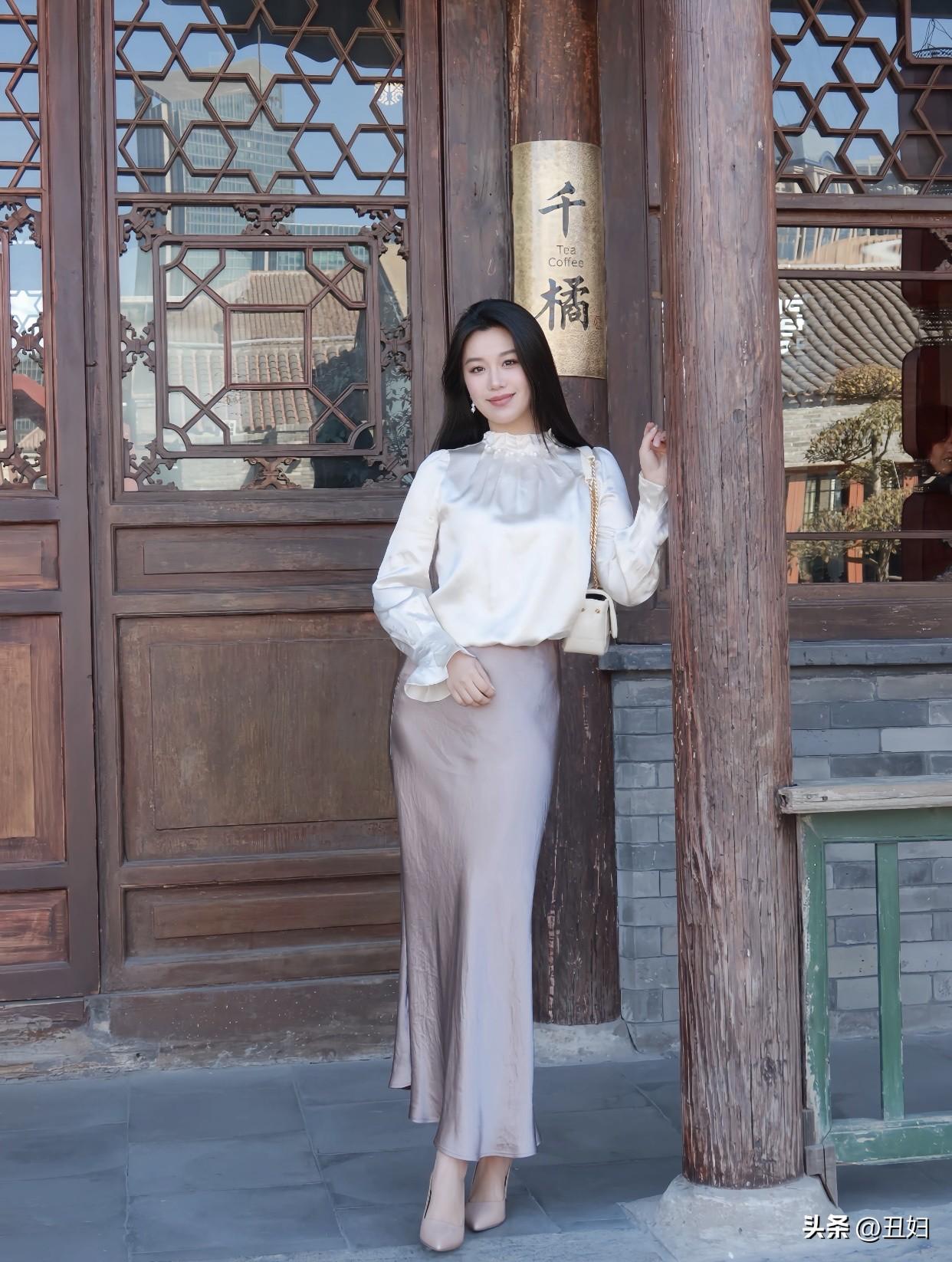 女生的气质感是怎么打造出来的?内在修养方面，多读书是个好办法。每周读一本书，不仅