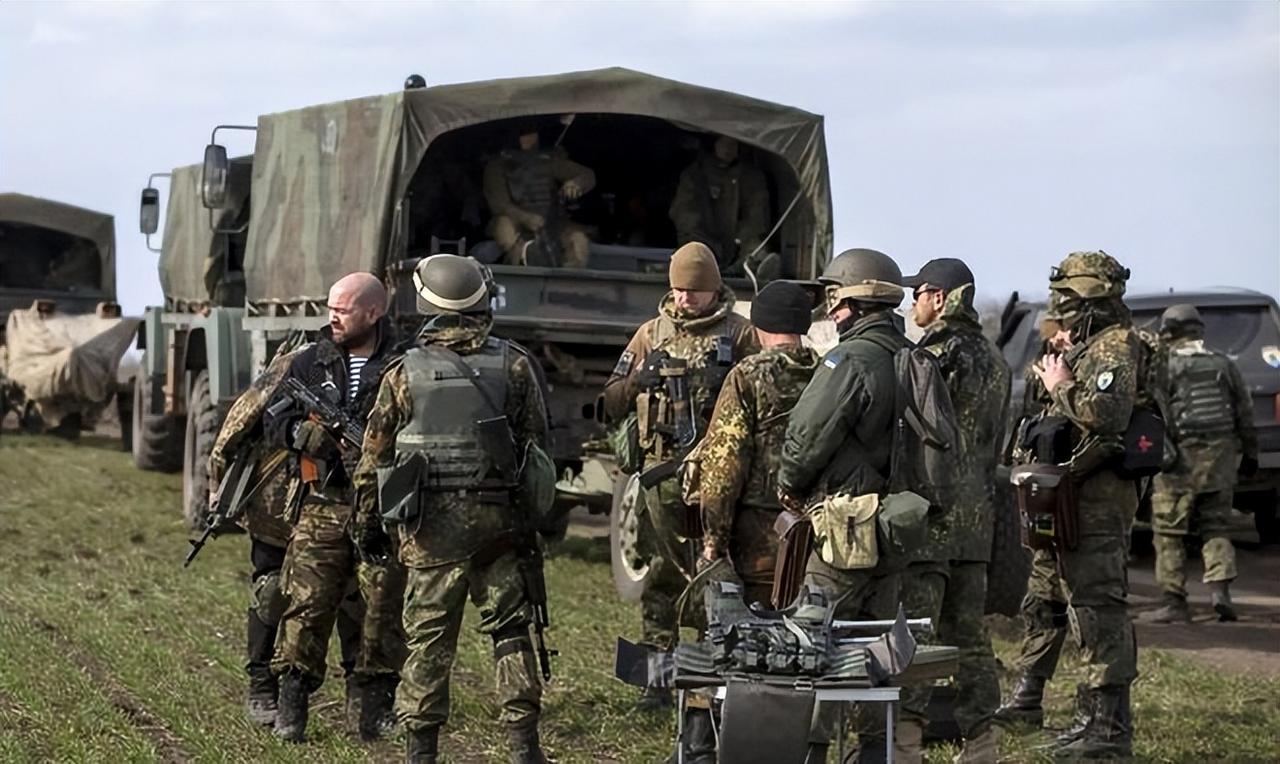 近期白俄罗斯沿乌克兰边境的军事动作频频，大批军事设施接连落地，炮兵阵地、补给道路