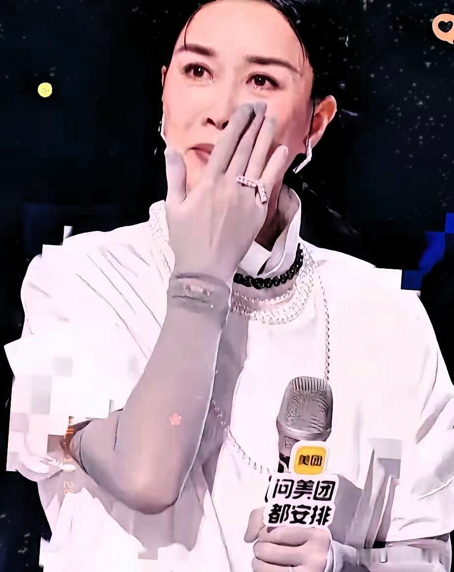 那英再次轰动娱乐圈，
这次不是因为感情生活，而是因为58岁的那英，官宣了要开巡回