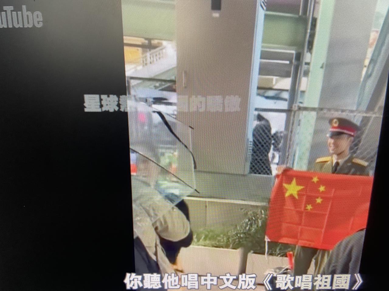 一个人，在日本街头，拿五星红旗，唱合唱祖国。
估计国内精日又破防了[捂脸]