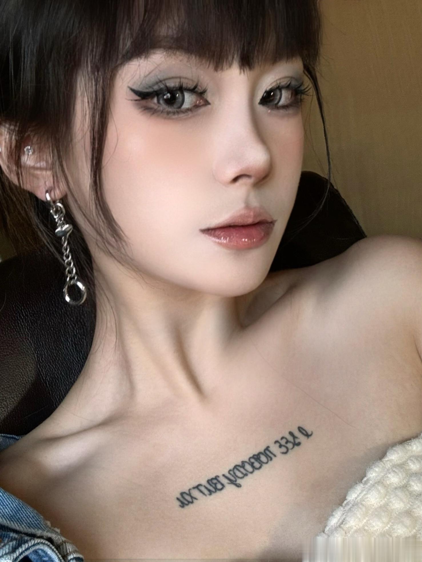 蓝色眼影好看的嘞 ​​​