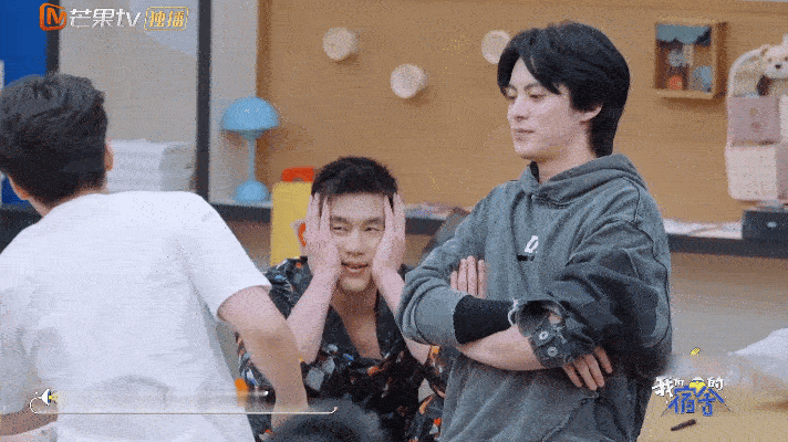 吴泽林321看这边高手吴泽林玩“321看这边”太神啦!接连击败四人，对战棣棣和范