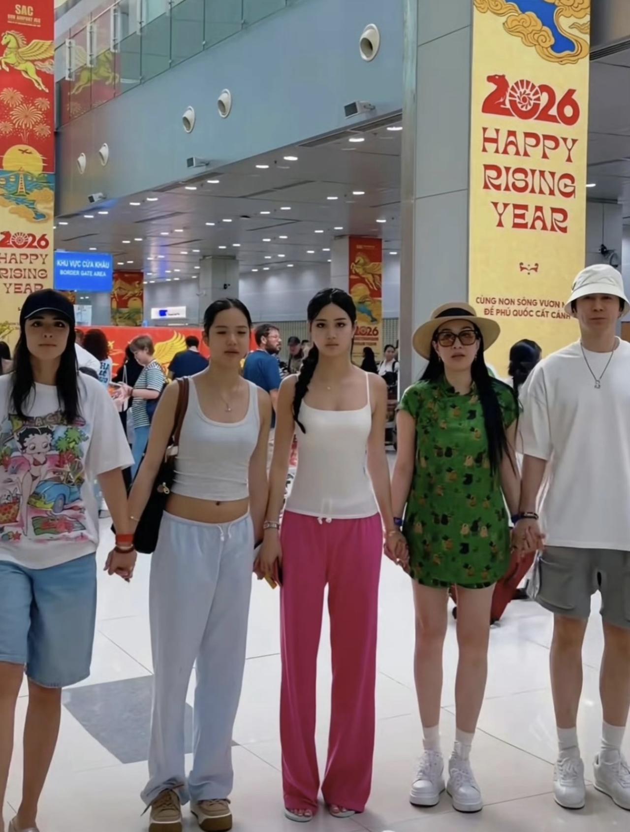 钟丽缇一家近照，大女儿张敏钧也罕见同框，好温馨的画面啊。

钟丽缇的二女儿张思捷