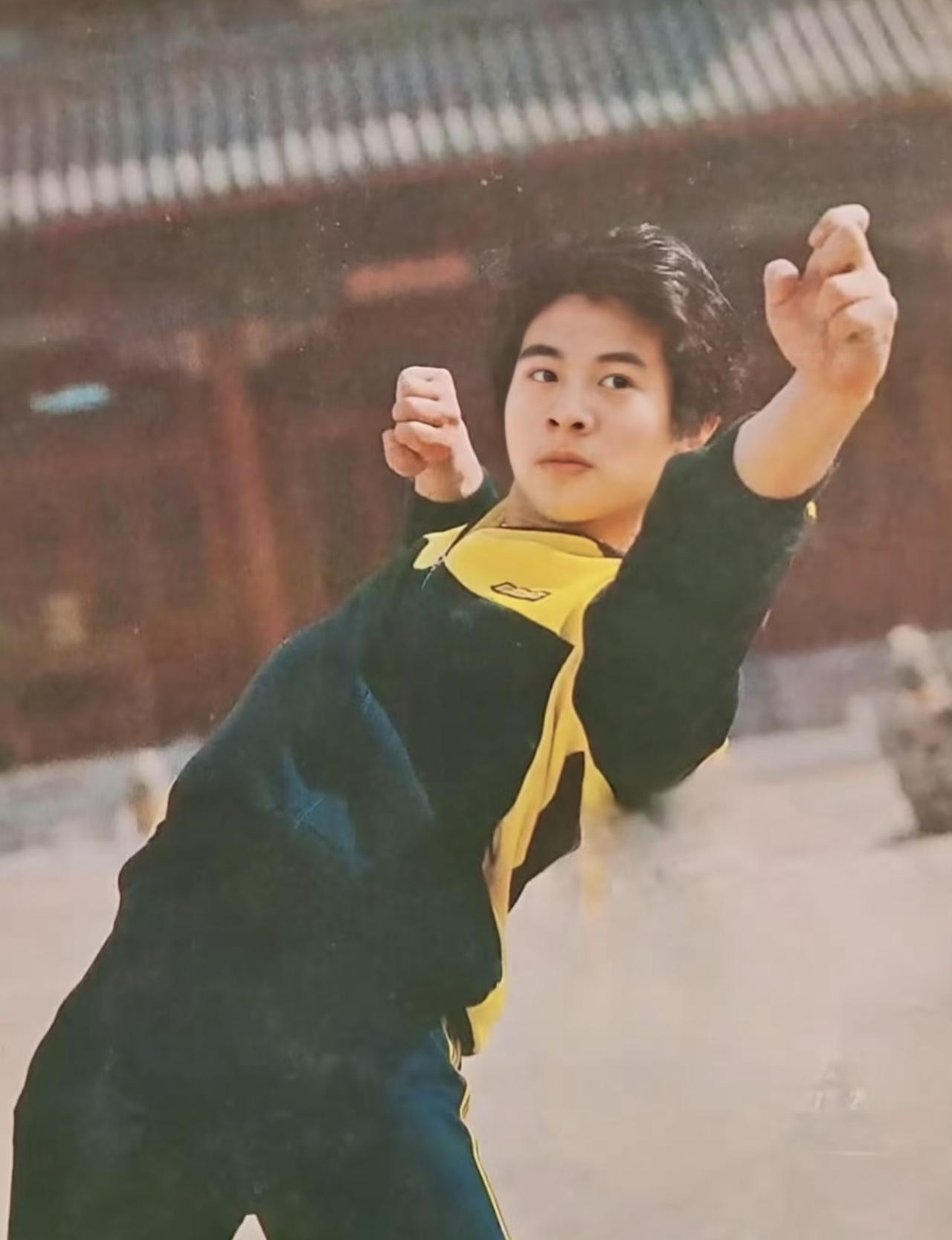 没想到80年代卖得最火的男明星挂历，居然不是靠颜值出圈的？1984年21岁的李连