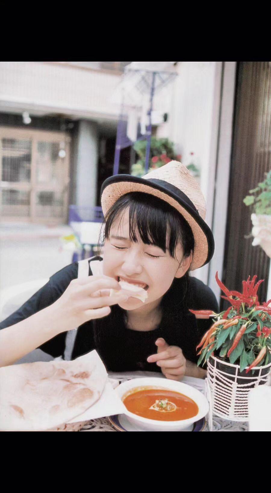 🌞草帽歪戴，嘴角沾着酱汁的小窃喜～番茄浓汤咕嘟着夏天，饼皮卷走所有坏情绪✨简单
