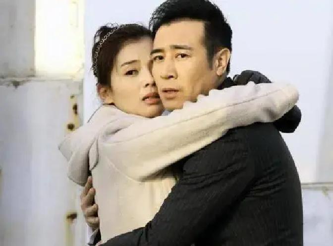 于和伟那股烟味，差点毁了2014年《下一站婚姻》的一场吻戏。
谁能想到，戏里跟刘