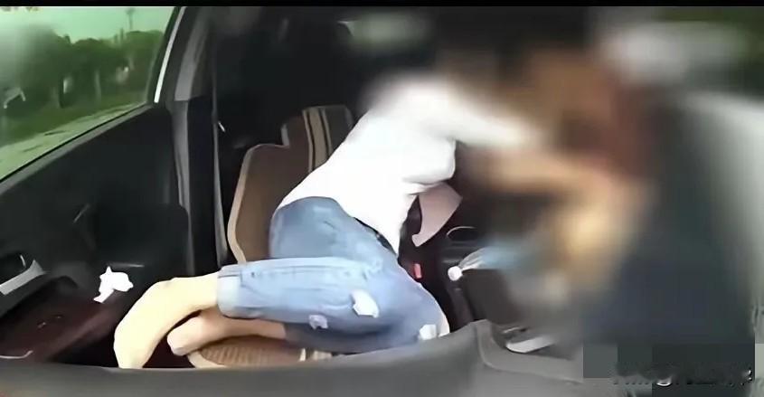 江苏淮安胡某在长达一年多的时间里，用违禁药水控制上百名陌生女性，在私家商务车内实