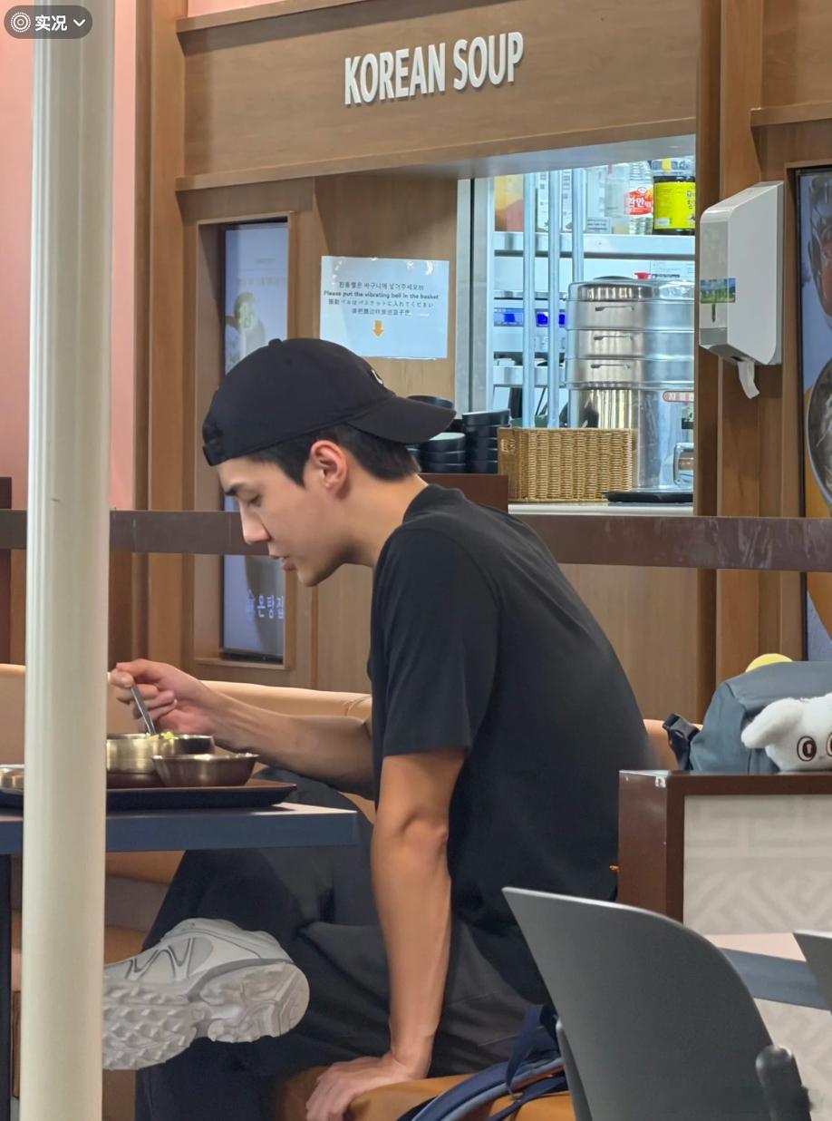 明星出国旅游都怎么做攻略去年巴黎被偶遇吃可丽饼那位，后来粉丝扒出那店在本地评分超