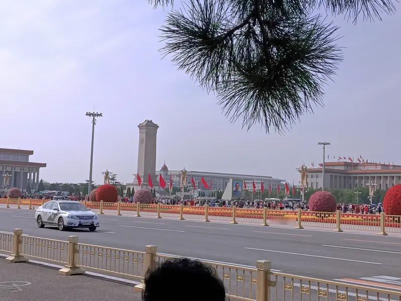 今年五一，我的相册里有张照片我舍不得删。当时我在医院陪家人复诊，看到一位穿碎花外