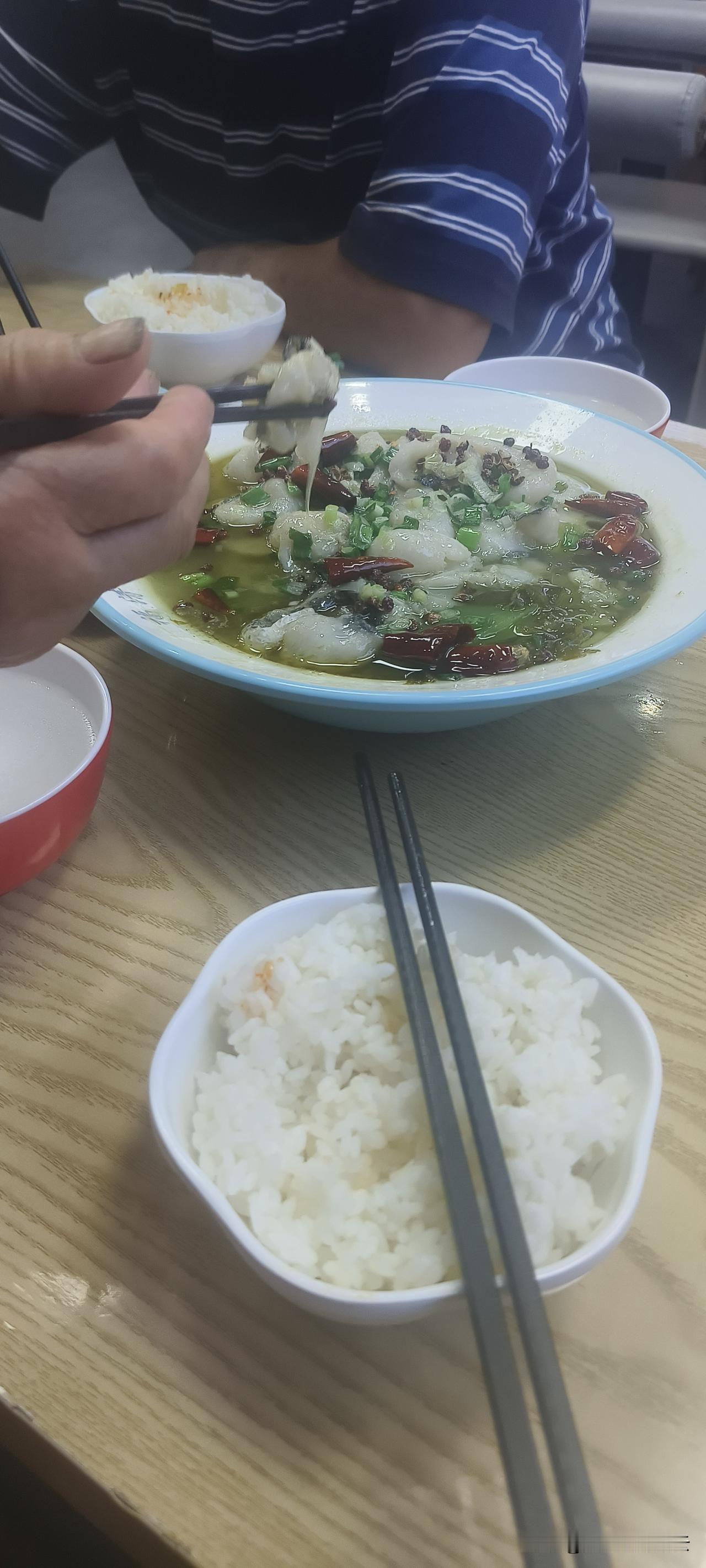还有一碗35元酸菜鱼片，也只有仅仅十来片鱼片，让人吃了很扫兴。

开车载着老父母