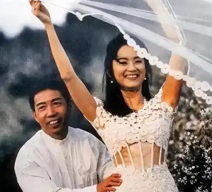 那年，已经四十岁的林青霞准备嫁给邢李源，秦汉却后悔了，林青霞不是没给过他机会，只