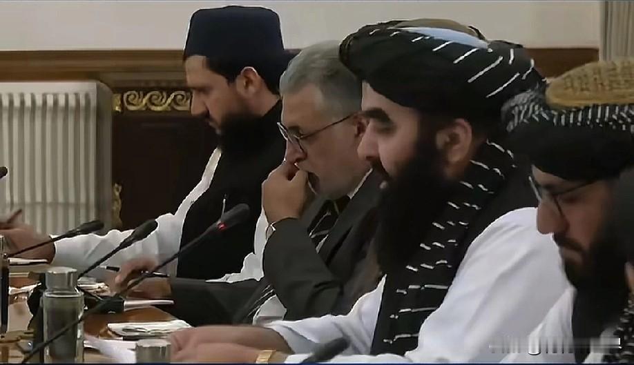 12月9日下午的最新消息，现在他来了，第七条：巴基斯坦防长向阿富汗下“二选一”通