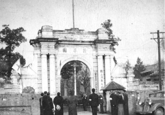 新中国成立后，清华大学最大的战略失误有两个：一是1952年没有扛住压力，把全部理