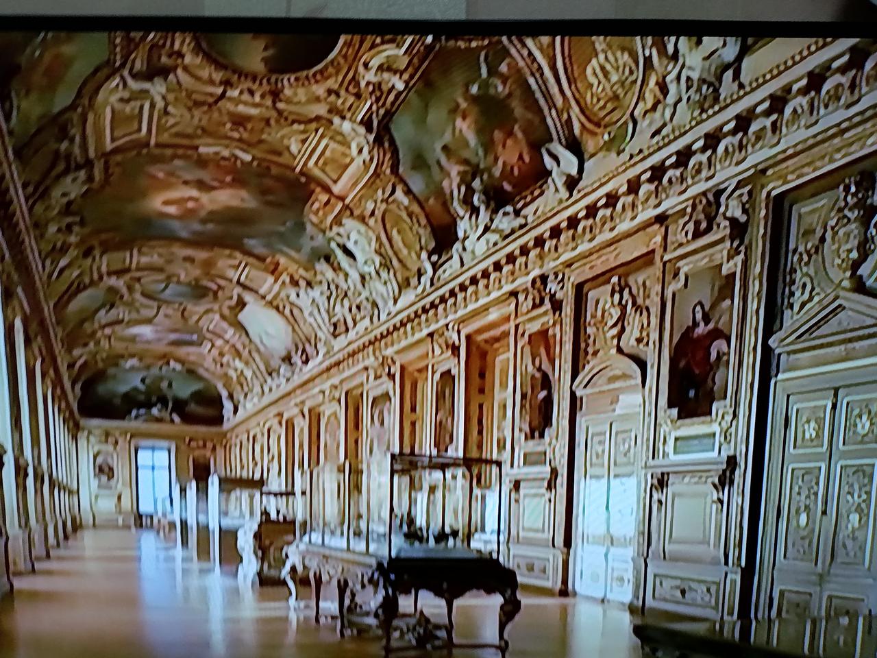 卢浮宫盗窃案两名嫌疑人落网
法国警方抓获二名卢浮宫盗窃嫌疑人，两人均为来自巴黎近