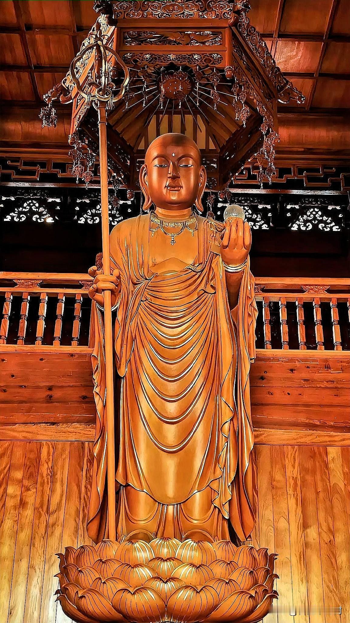 这尊木雕地藏像，藏着中国人最温柔的慈悲
 
你逛寺庙时，是否也曾被这尊持杖立像的