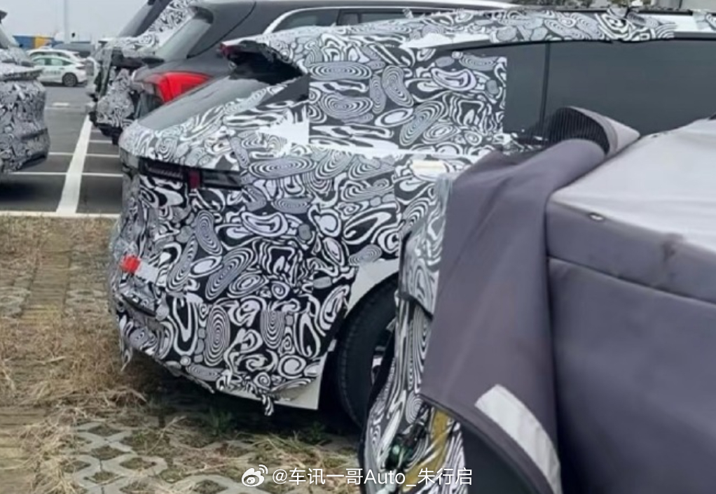 领克07旅行车的谍照图曝光底盘看起来感觉有点低不知道领克07的门把手这块是不是采