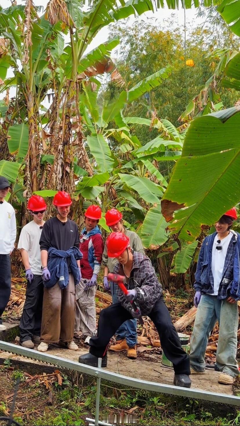 十个勤天这个镜头，笑死我了最开始我以为后面全是当地的工作人员在围着看二哥锤，结果