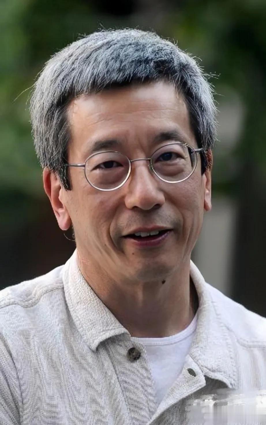 赫赫有名的科学大咖钱永健，钱学森的亲侄子，生化领域资深专家，接受采访时，记者激动