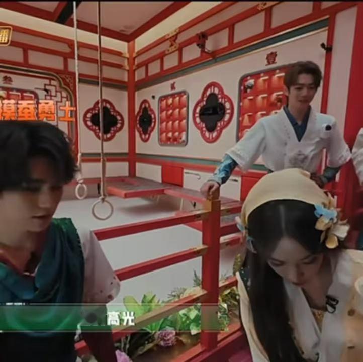 娜扎弃赛恐怖箱，张真源接过高光时刻，伸“源”手探箱又光速回撤，OMG你吓到娜扎啦