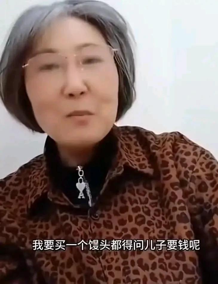 58岁大妈没买社保，如今买个馒头都要向儿子伸手，这究竟是怎么回事？难道社保真的这