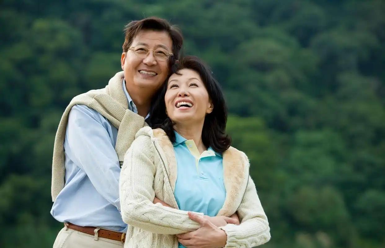 刷头条看到这么一则消息，

在上海，有一位男士今年55岁，面向全社会征婚。

市