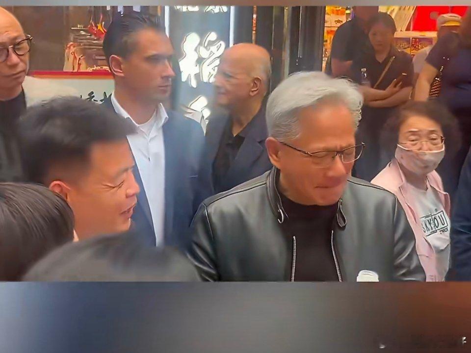 黄仁勋喝豆汁儿直皱眉路人怎么回事啊，给人家投喂一瓶豆汁喝完一口，发出：“什么东西