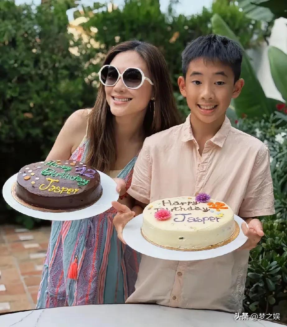 陈小春，很幸运能娶到应采儿这样的媳妇，她俩结婚后应采儿基本上没有接戏，一直在相夫