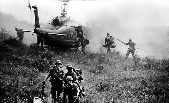 1973年3月17日，在越南战俘营关押了5年的美军中校罗伯特·斯特尔姆回到祖国、