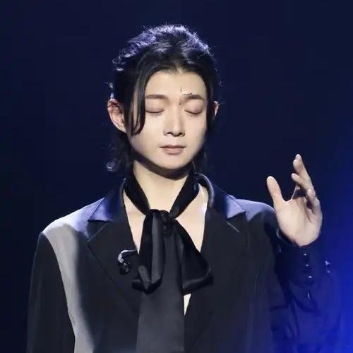 霍尊与陈露的撕扯中， 首当其冲的便是其父亲火风离婚又结婚的诟病：有什么样的爹，便