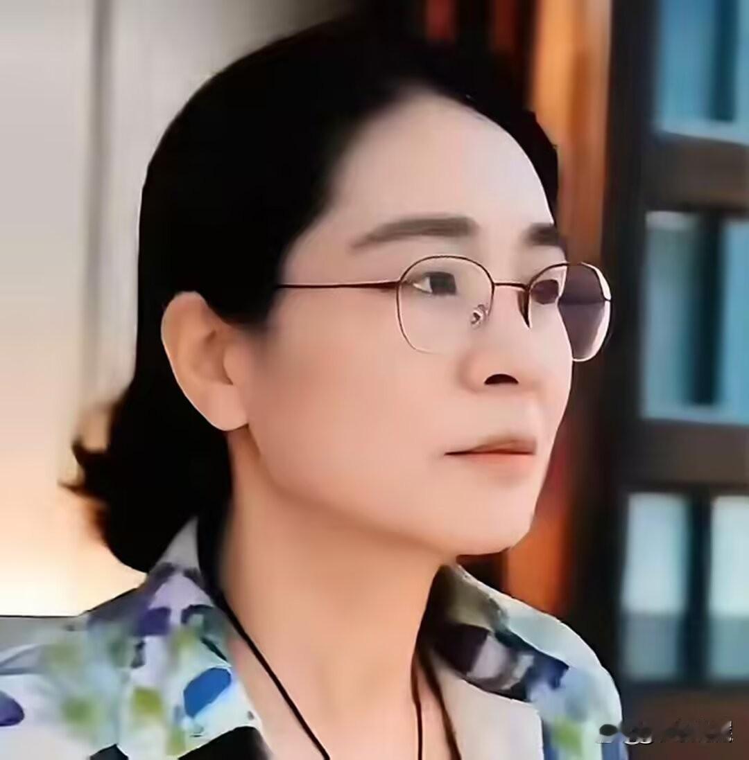 今天刷到一些主播说，柴桑大姐让小熊抢房子，用脚后跟想，也是挑拨人家姐妹关系造的谣