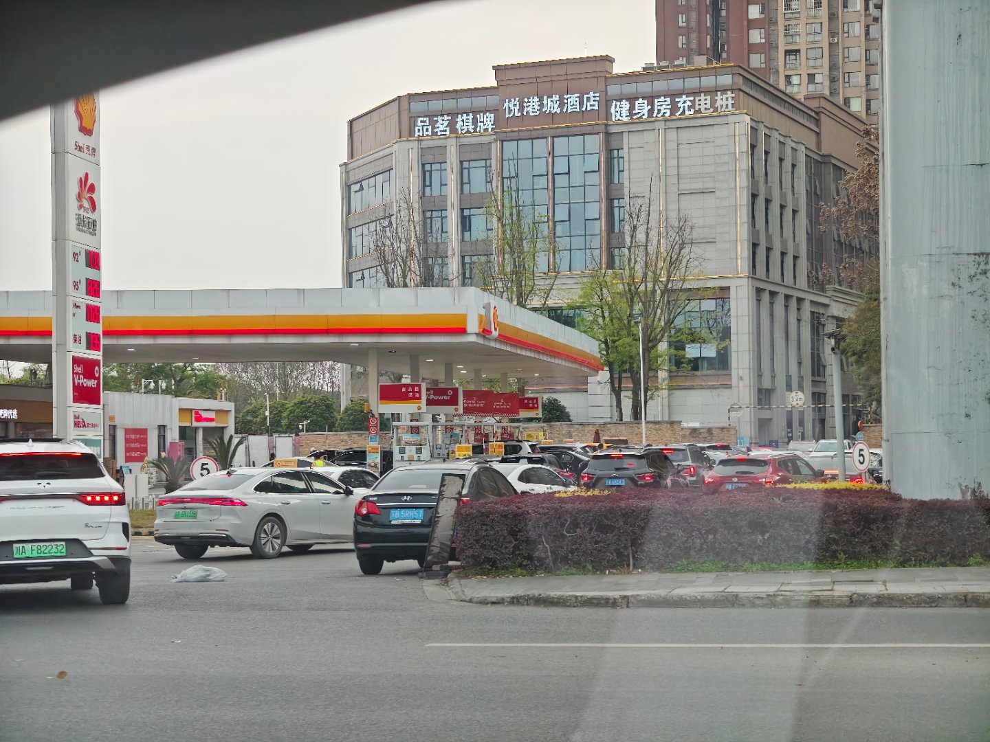 油价要破9元了门口加油站已经爆满了，谁说加油站不排队的，这最起码要等15分钟以上