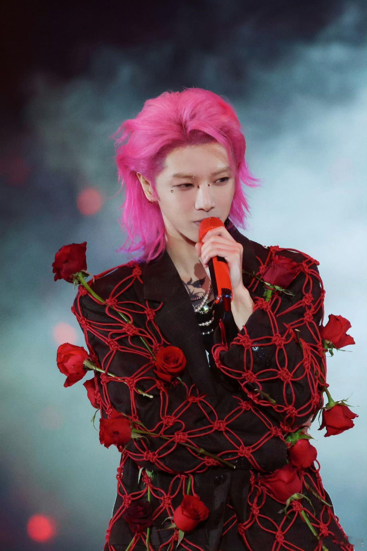 #华晨宇演唱会6台喷雾机降温#华晨宇的演唱会真是太贴心了！听说还特意准备了6台喷