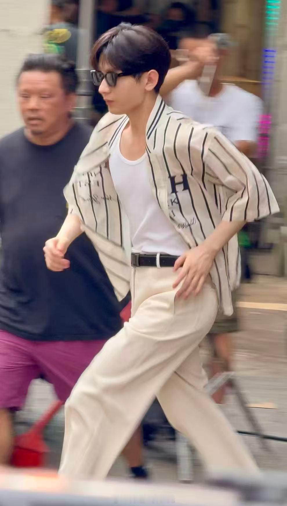 上班制服，下班运动，像极了我那体制内的男友