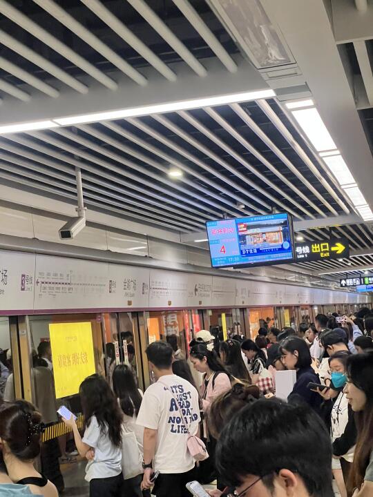 卧槽。。。南宁这么多人都去演唱会吗？？？