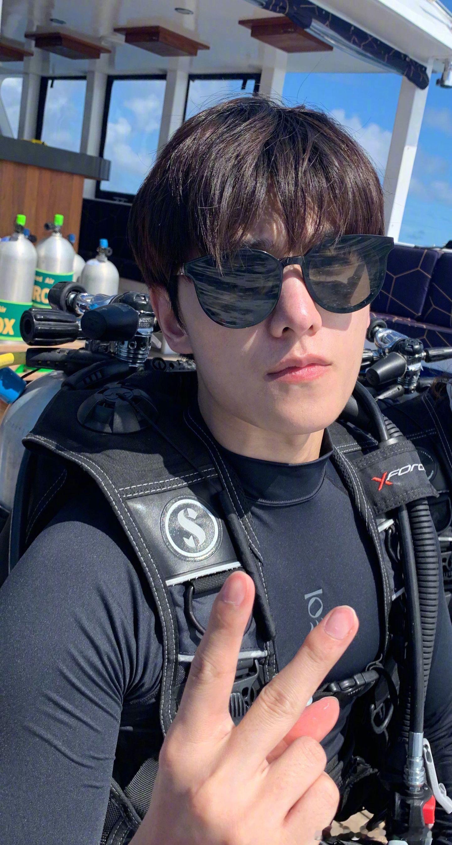 杨洋 美术课本里最有说服力的脸妈呀！！人教版美术课本七年级上册第三课的配图是杨洋