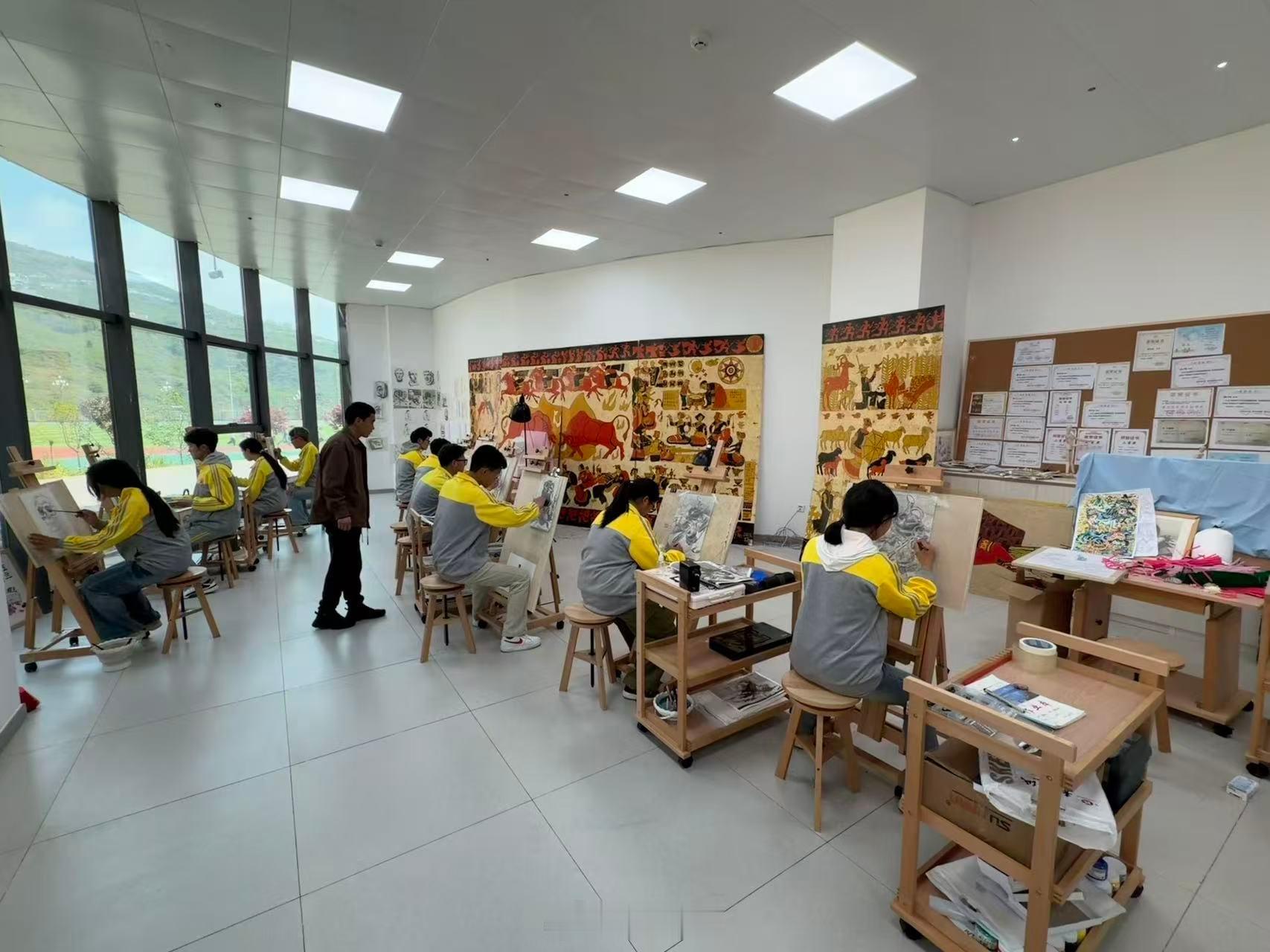 宁波援建智慧美术教室点亮学子艺术梦想 依托东西部协作，宁波镇海援建的金阳中学智慧