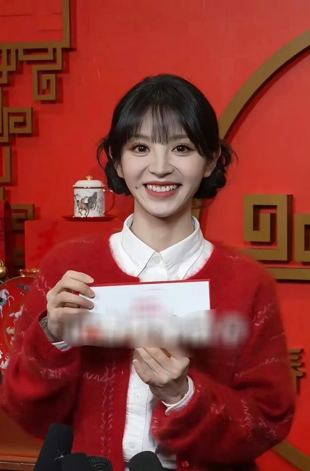 还是徐梦洁 赵露思的笑容明媚自然甜甜的，怎么感觉田戚微的笑容怪怪的呢？ 