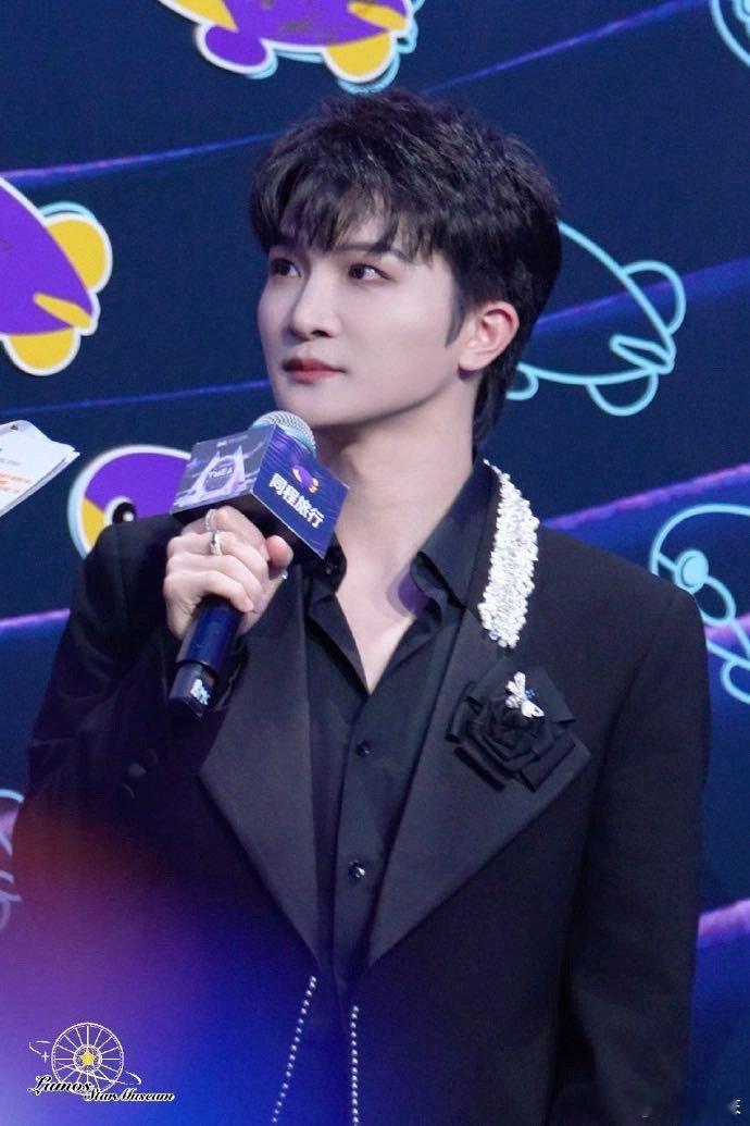 周深你是马里奥吗 周深也太绝啦！安利巡演一口气飙长句，结尾蹦跶那下直接戳中我心！