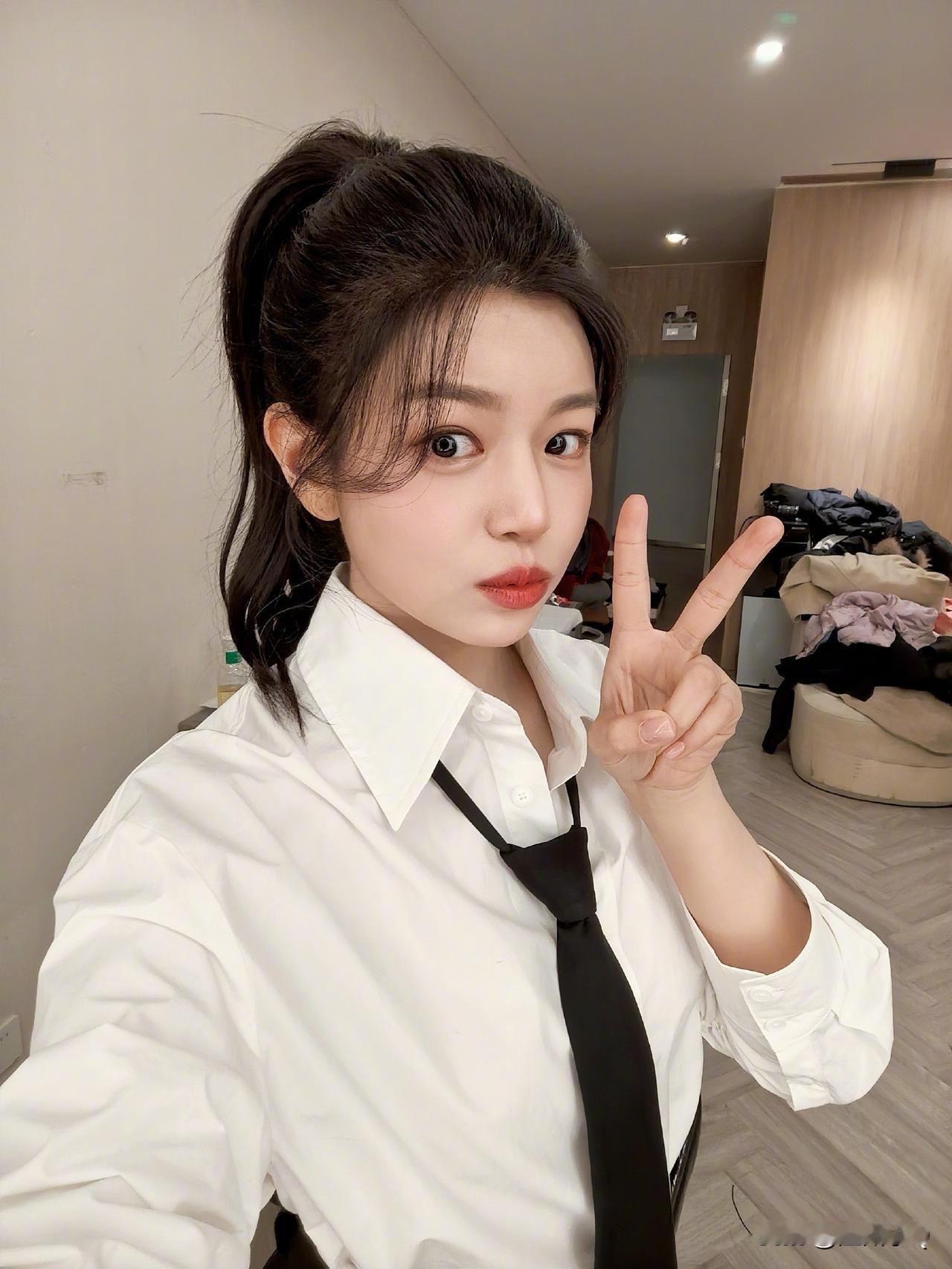 陈妍希真的很适合高马尾发型，超减龄的。29岁那年她演了沈佳宜，如今43岁了，感觉