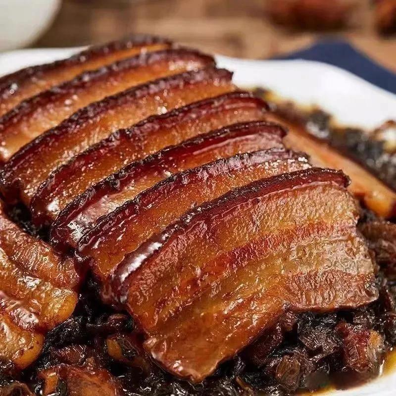 隔夜菜致癌”“隔夜茶有毒”的告诫深入人心，可货架上的预制菜、瓶装冰红茶却能标注长